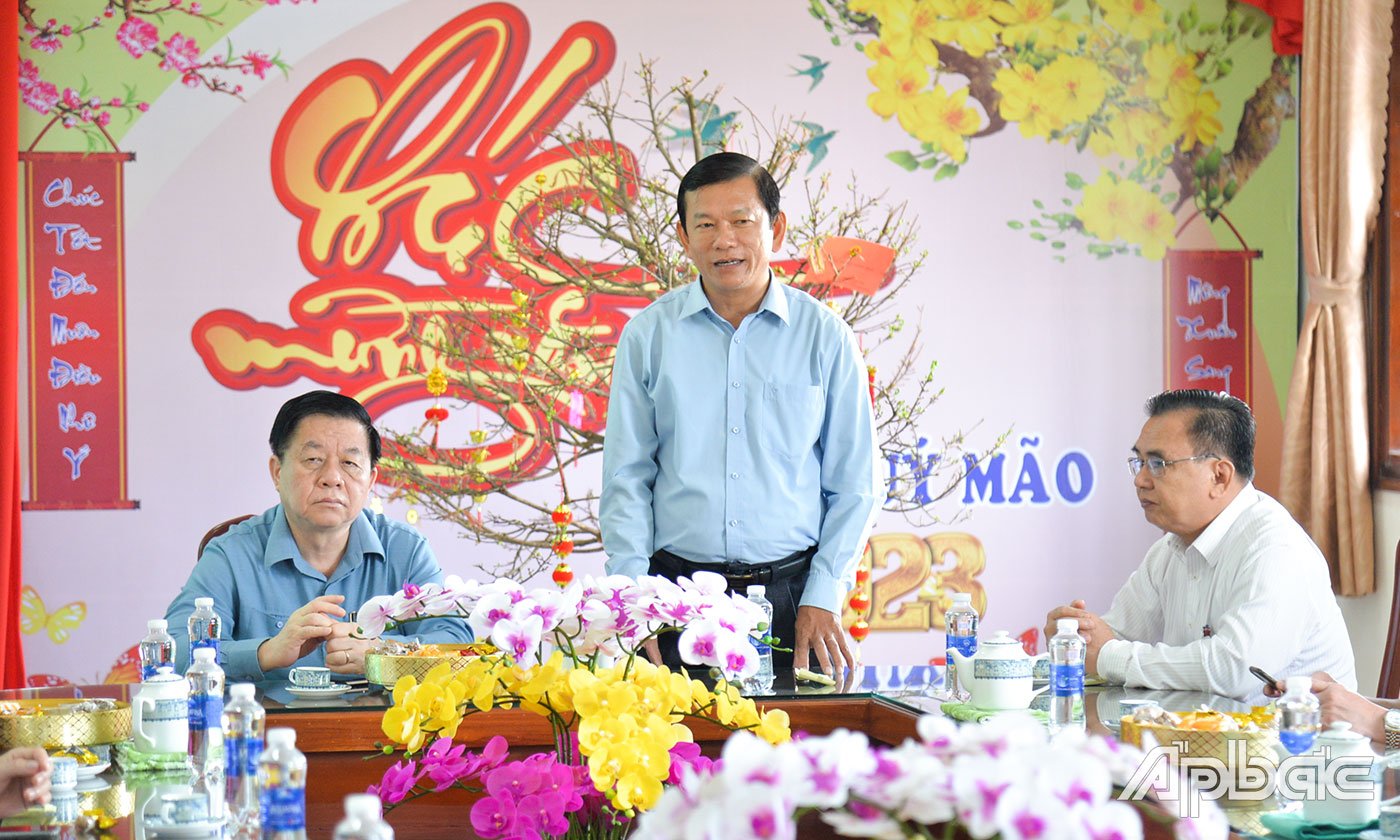Bí thư Huyện ủy, Chủ tịch UBND huyện Tân Phú Đông Bùi Thái Sơn đã báo cáo tóm tắt tình hình phát triển kinh tế - xã hội huyện nhà đã đạt được trong năm 2022.