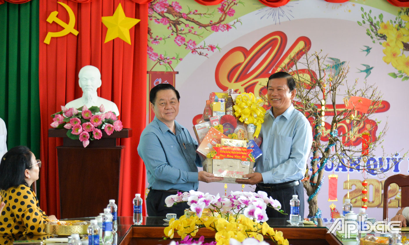 Đồng chí Thượng tướng Nguyễn Trọng Nghĩa tặng quà cho Huyện ủy Tân Phú Đông.