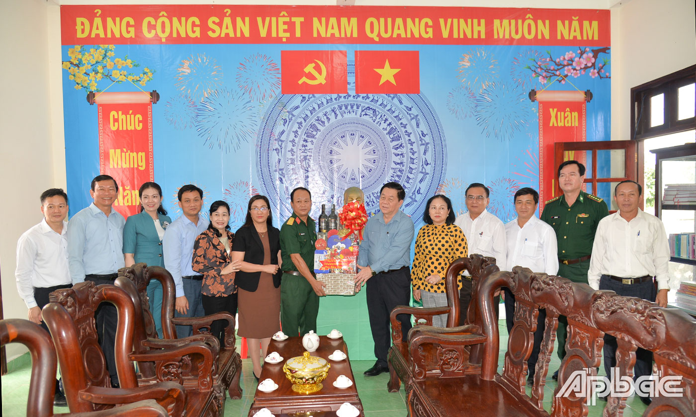 Đồng chí Thượng tướng Nguyễn Trọng Nghĩa chúc tết tại Ban Chỉ huy Quân sự huyện Tân Phú Đông.