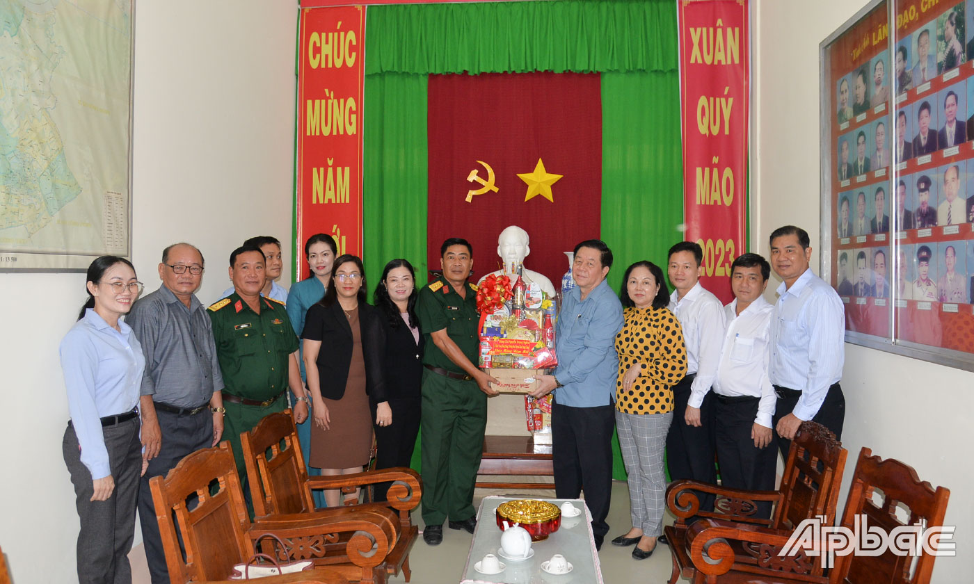Đồng chí Thượng tướng Nguyễn Trọng Nghĩa tặng quà tại Ban Chỉ huy Quân sự TX. Gò Công để cán bộ, chiến sĩ vui Xuân, đón Tết.