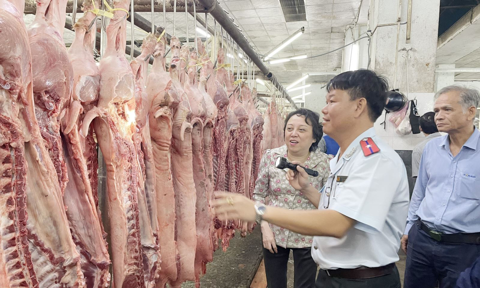 Đoàn kiểm tra Ban Quản lý an toàn thực phẩm Thành phố Hồ Chí Minh kiểm tra thịt lợn nhập về chợ đầu mối nông sản thực phẩm Hóc Môn. Ảnh: TTXVN.