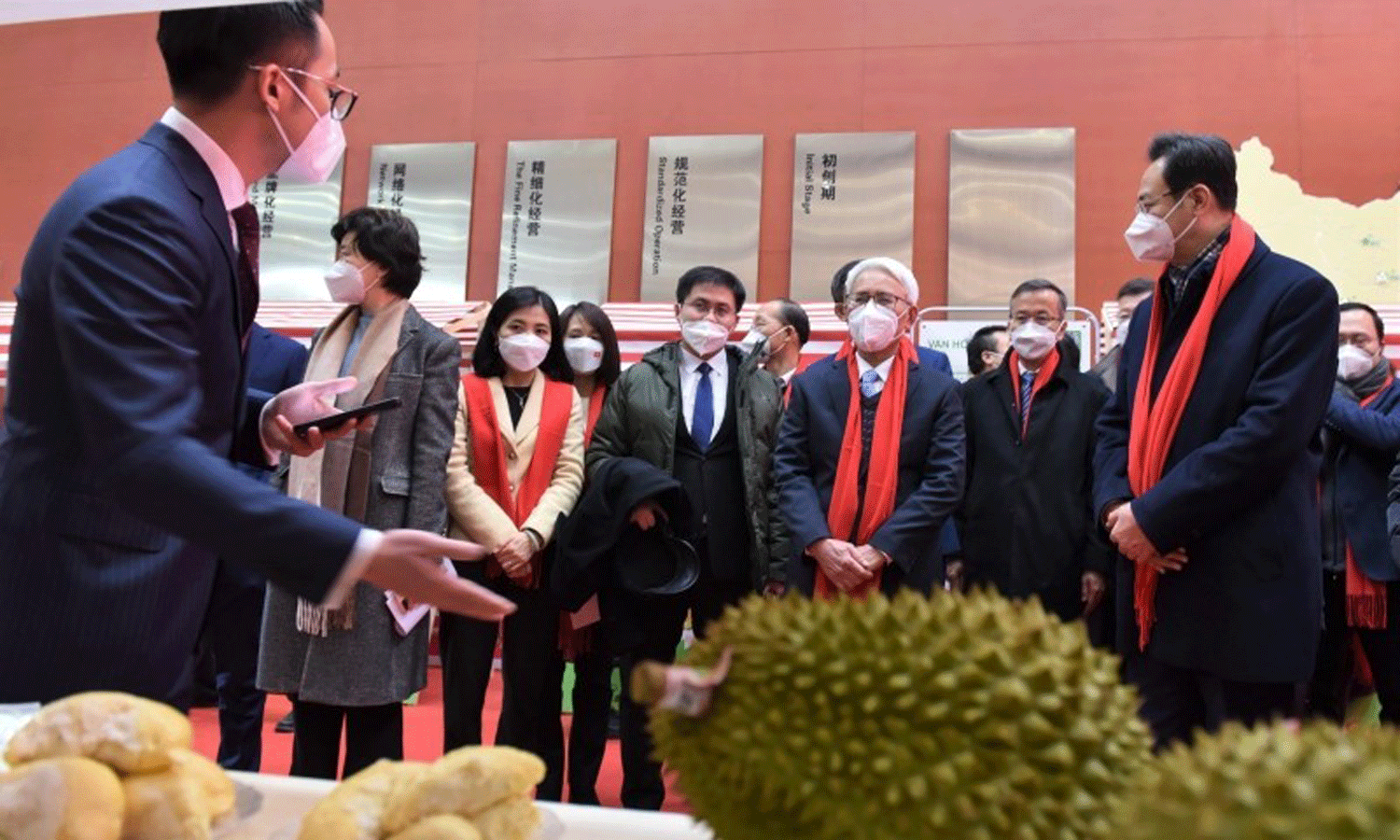 Vietnamese Ambassador to China Pham Sao Mai attends the Vietnamese fruit and durian festival in Tianjin (Photo: NDO/Huu Hung).