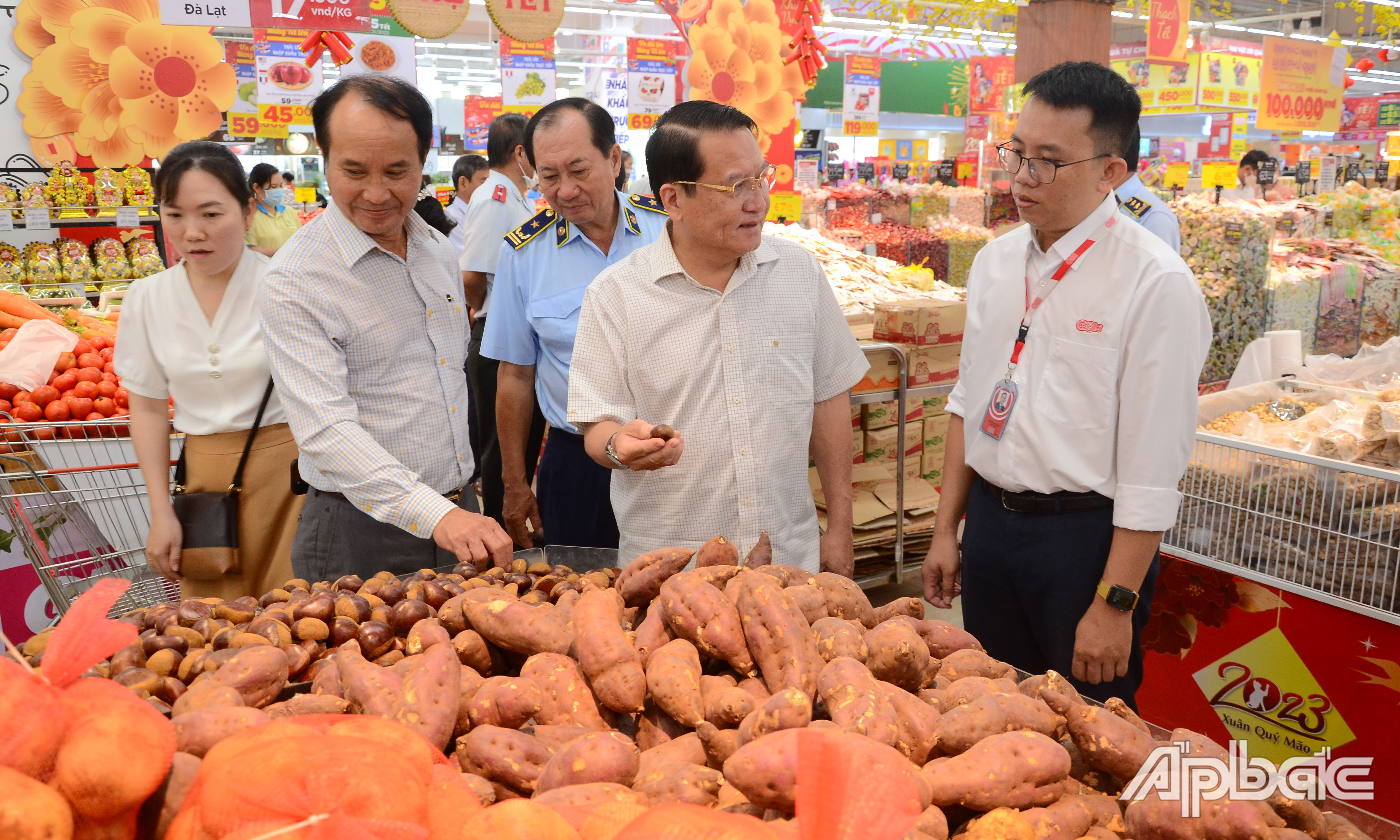 Đồng chí Phạm Văn Trọng kiểm tra tình hình kinh doanh hàng hóa tết Siêu thị Go! Mỹ Tho.