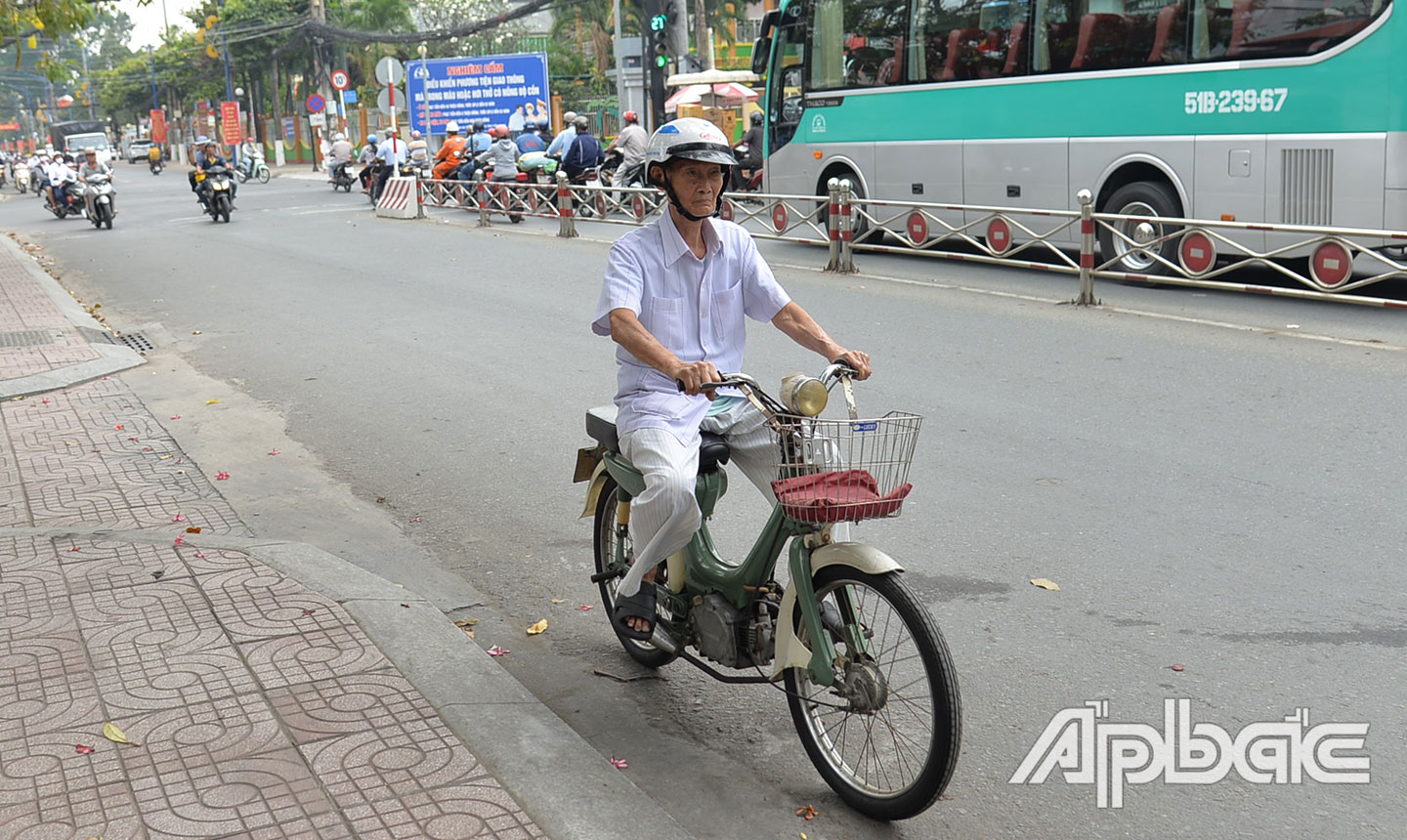 Tuy tuổi đã cao, đồng chí Nguyễn Kha vẫn tham gia lãnh đạo  Hội Người cao tuổi, Hội Sinh vật cảnh.