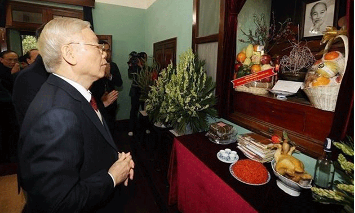 Party General Secretary Nguyen Phu Trong offers incense in tribute to late President Ho Chi Minh. (Photo: VNA).