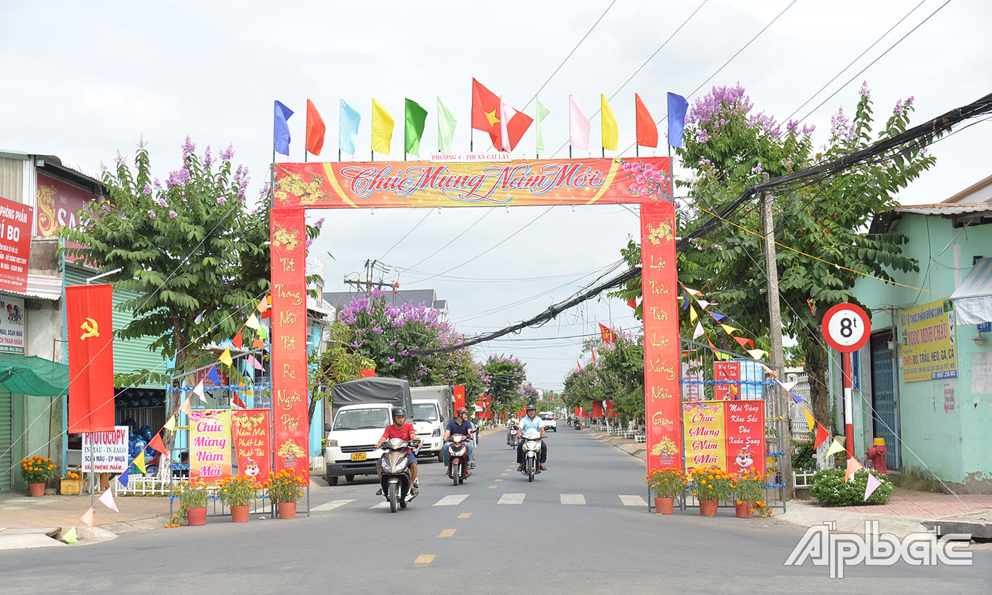 Trang trí các cụm hoa, tiểu cảnh trên các tuyến đường.