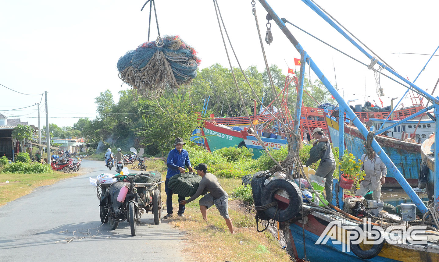 Ngư dân chuẩn bị ngư cụ để ra khơi đầu năm.