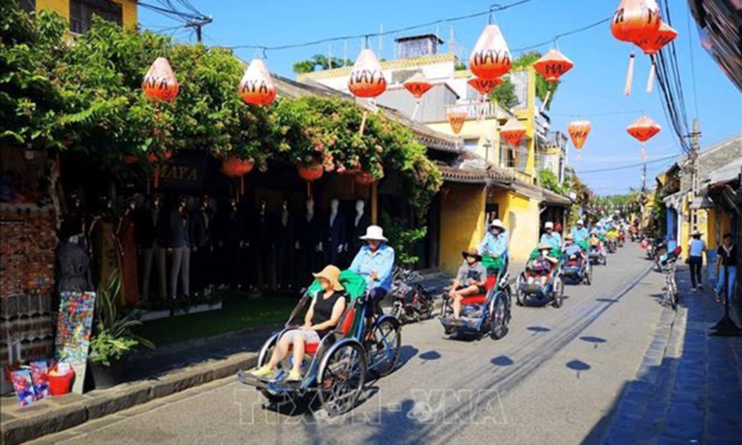 Tourists in Hoi An (Photo: VNA).