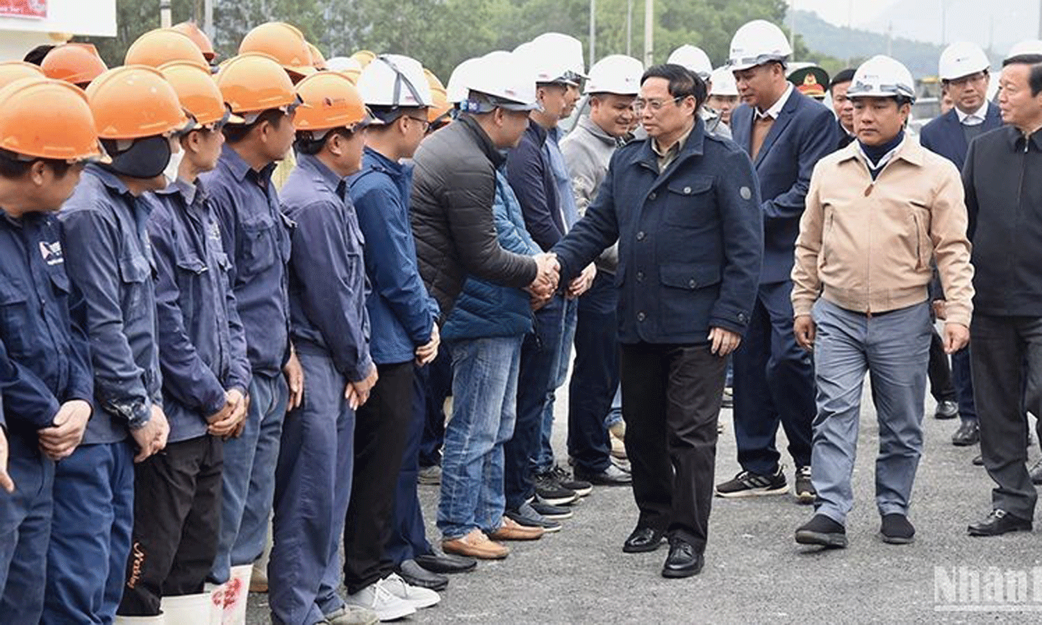 PM Pham Minh Chinh visit the construction site of the Mai Son - National Highway 45 project in Ha Linh commune, Ha Trung district (Thanh Hoa province). (Photo: TRAN HAI/NDO).