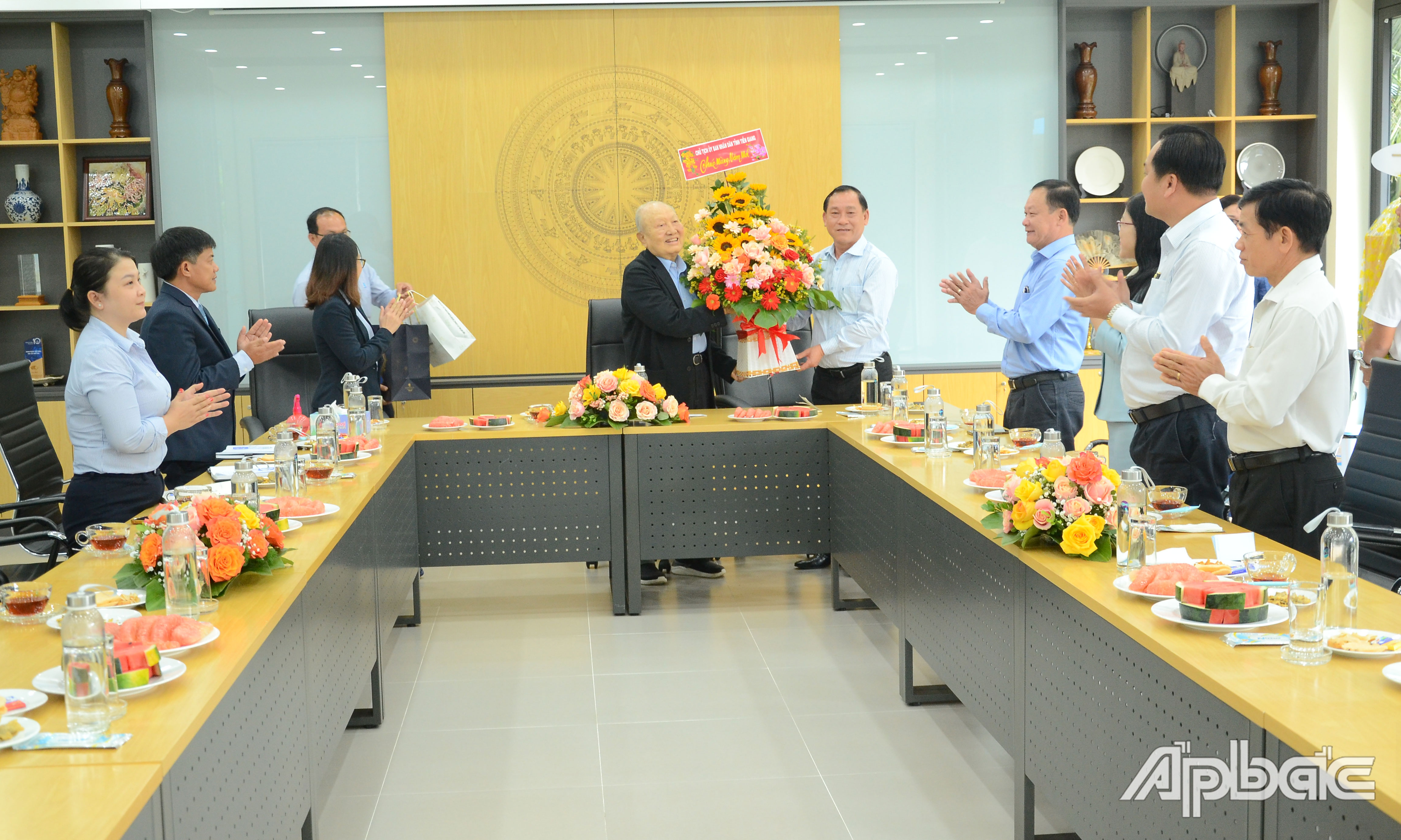 Đồng chí Nguyễn Văn Vĩnh tặng quà Công ty TNHH MTV Chế biến thực phẩm xuất khẩu Vạn Đức.