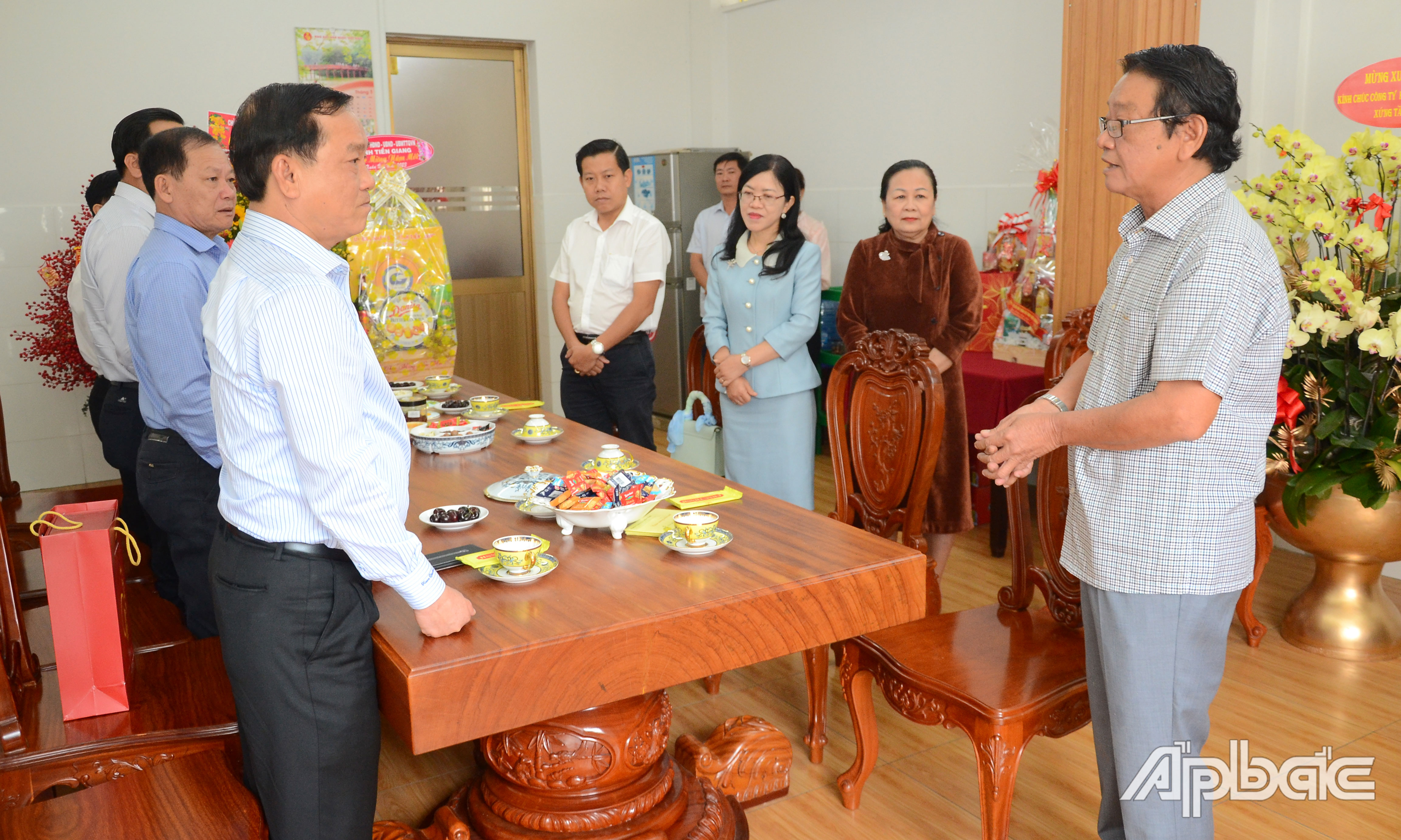 Đồng chí Nguyễn Văn Vĩnh trao đổi với lãnh đạo Công ty TNHH TMDV Xăng dầu Châu Thành.