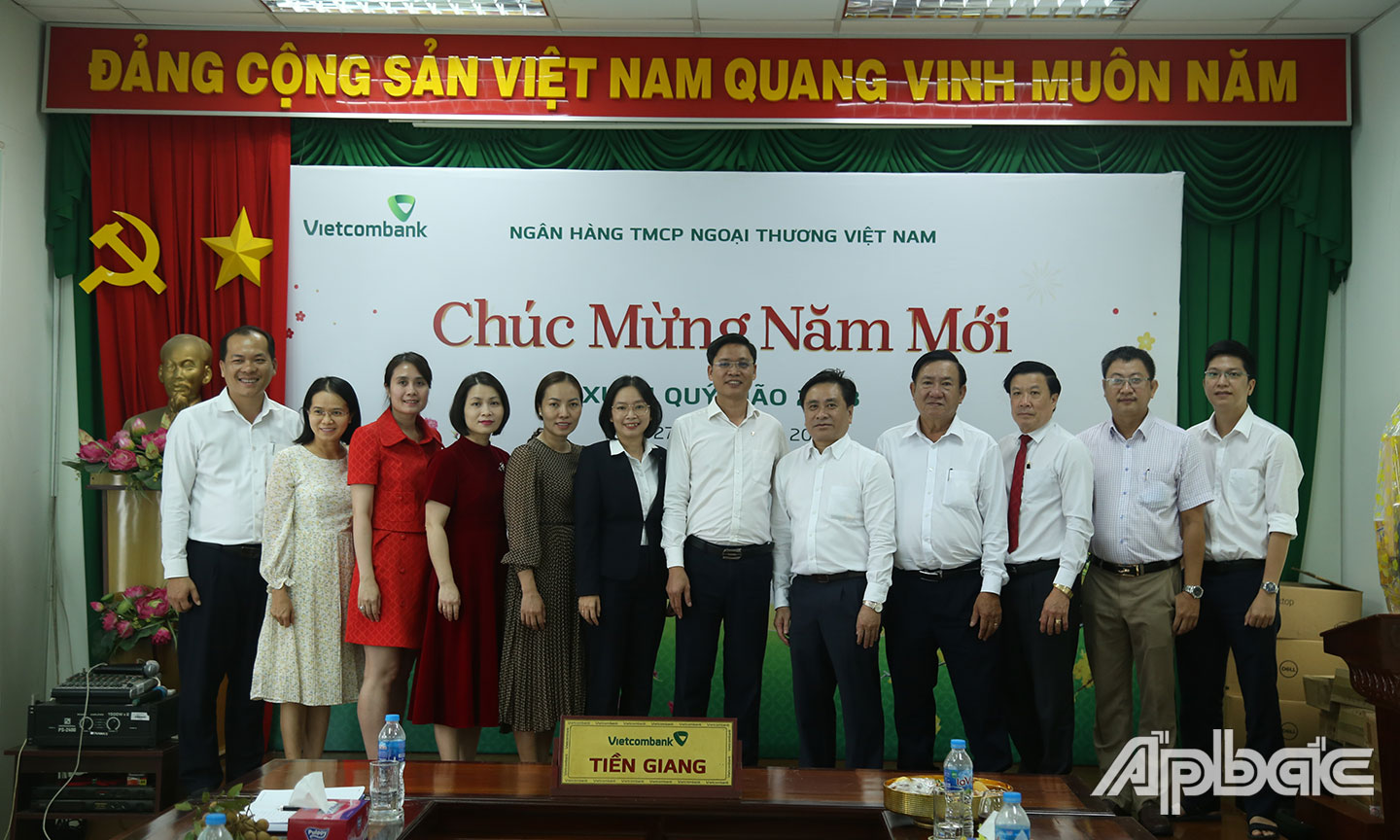 Đoàn thăm và chúc Tết Ngân hàng Vietcombank Tiền Giang.