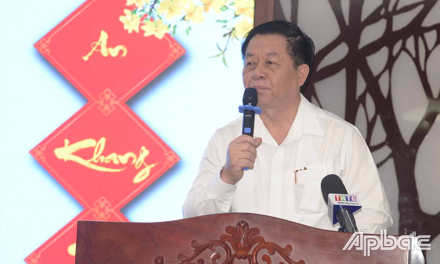 Đồng chí Nguyễn Trọng Nghĩa phát biểu tại buổi họp mặt.