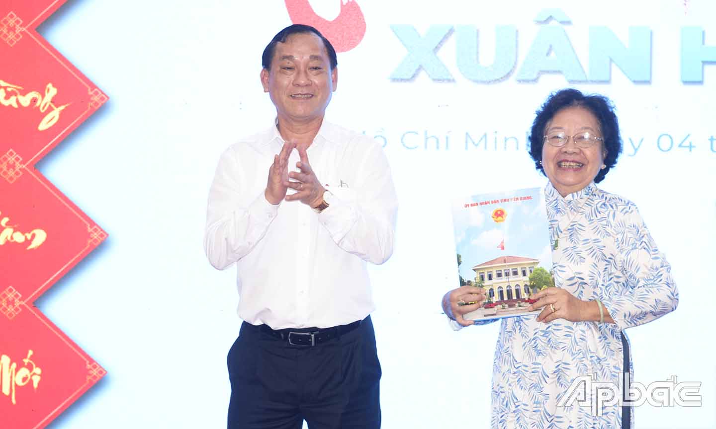 Dịp này, UBND tỉnh Tiền Giang tặng Ban liên lạc 100 triệu đồng.