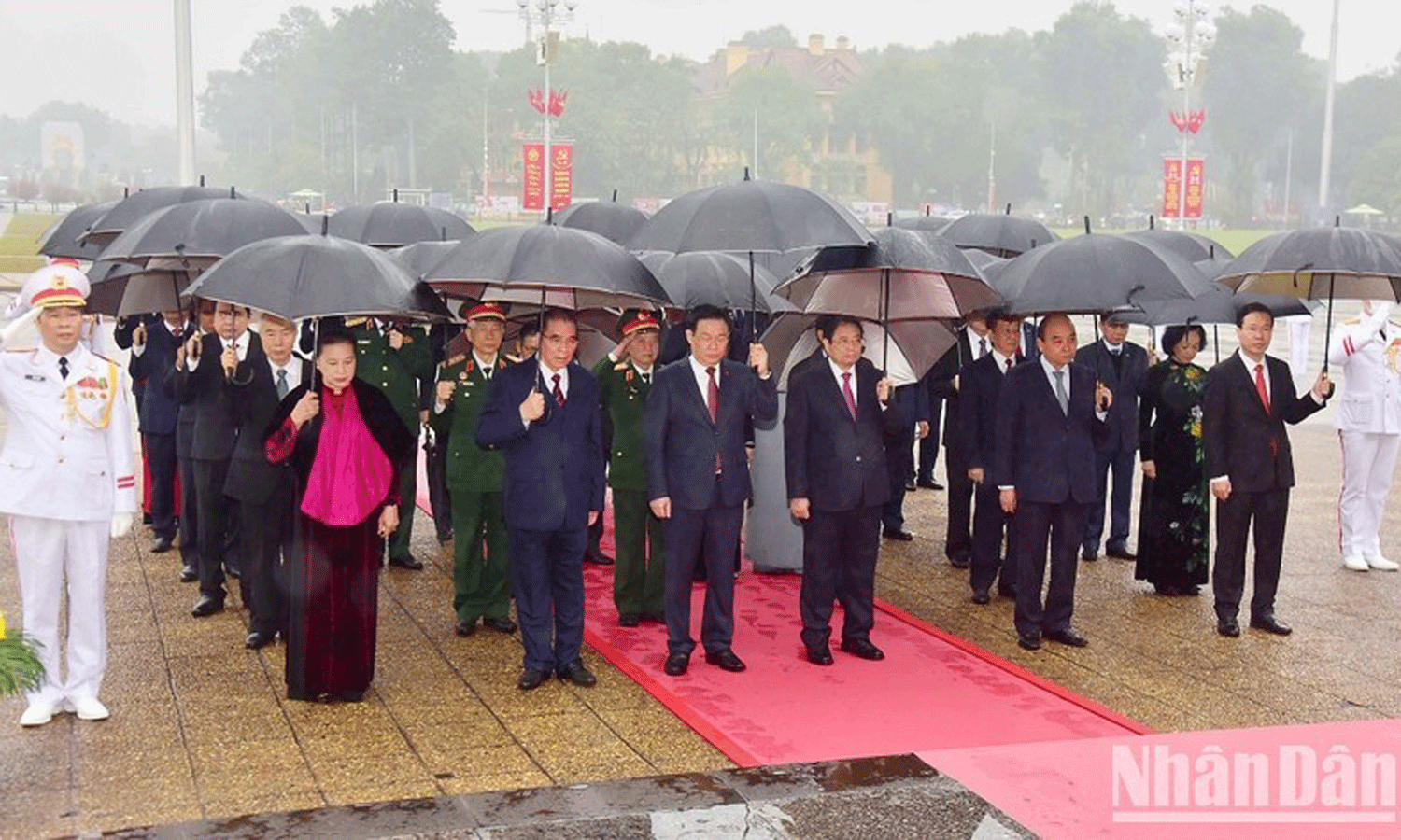 Senior leaders pay tribute to President Ho Chi Minh (Photo: DANG KHOA/NDO).