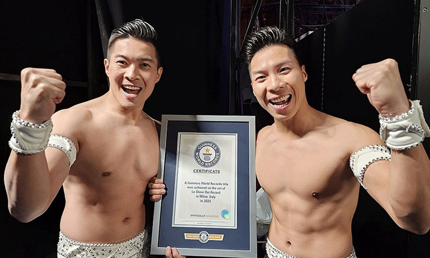 Vietnamese circus brothers set new world record (Photo: Hai An).