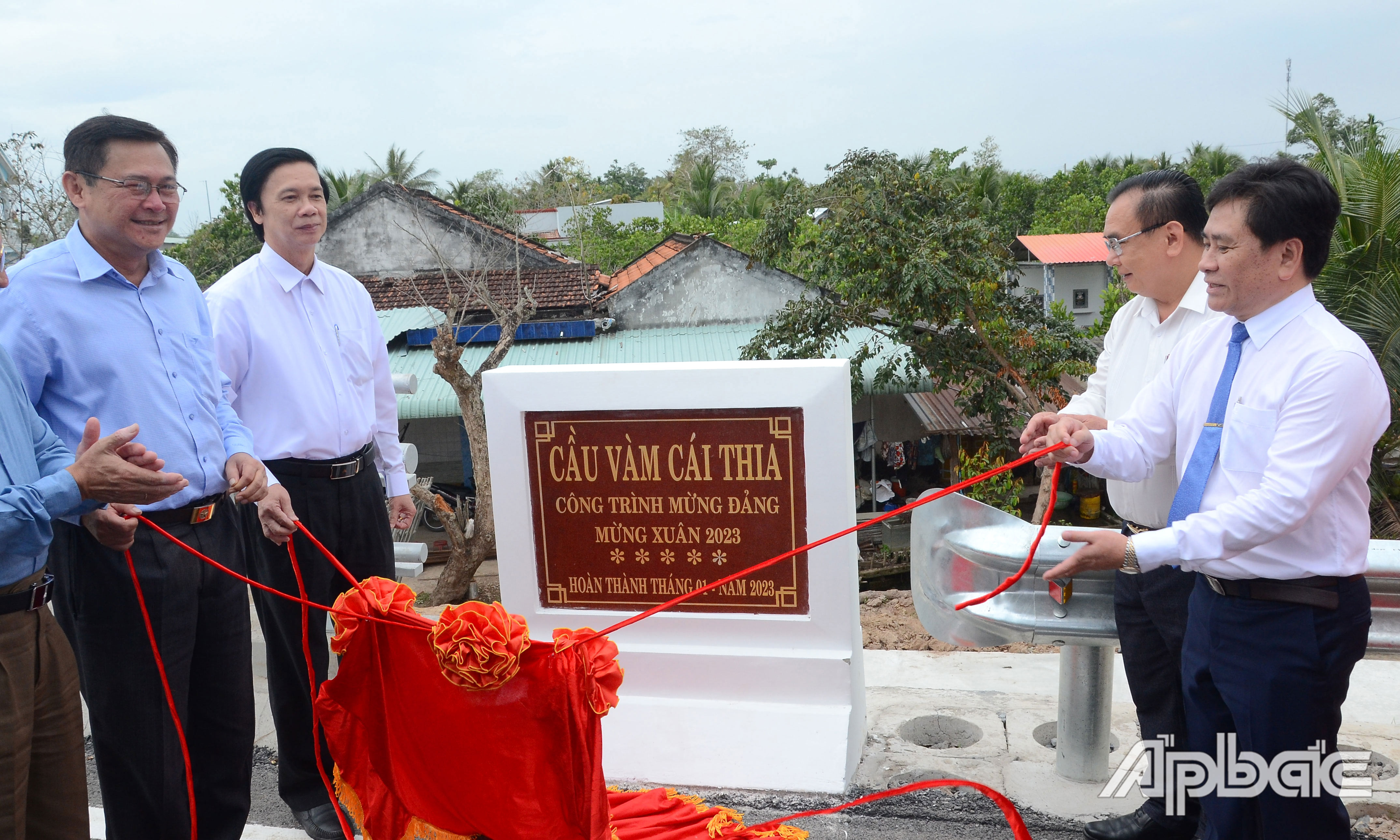 Lãnh đạo tỉnh khánh thành cầu Vàm Cái Thia.                             Ảnh: MINH THÀNH