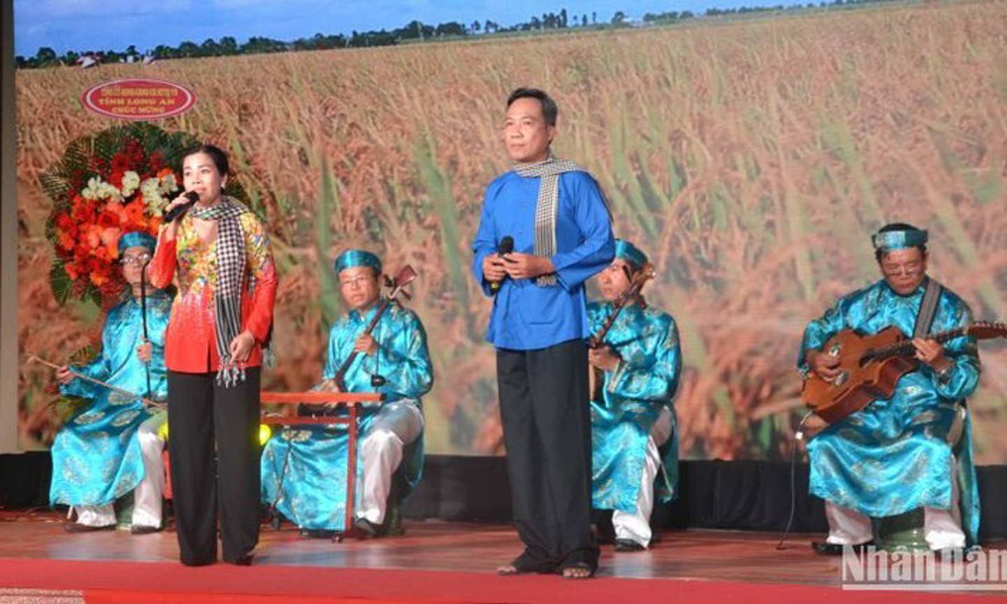 An art performance at the opening ceremony for the festival. (Photo: NDO).