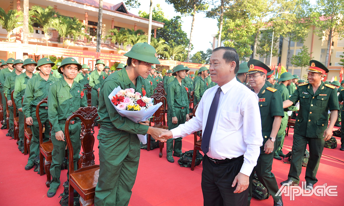 Đồng chí Nguyễn Văn Vĩnh động viên thanh niên lên đường nhập ngũ.