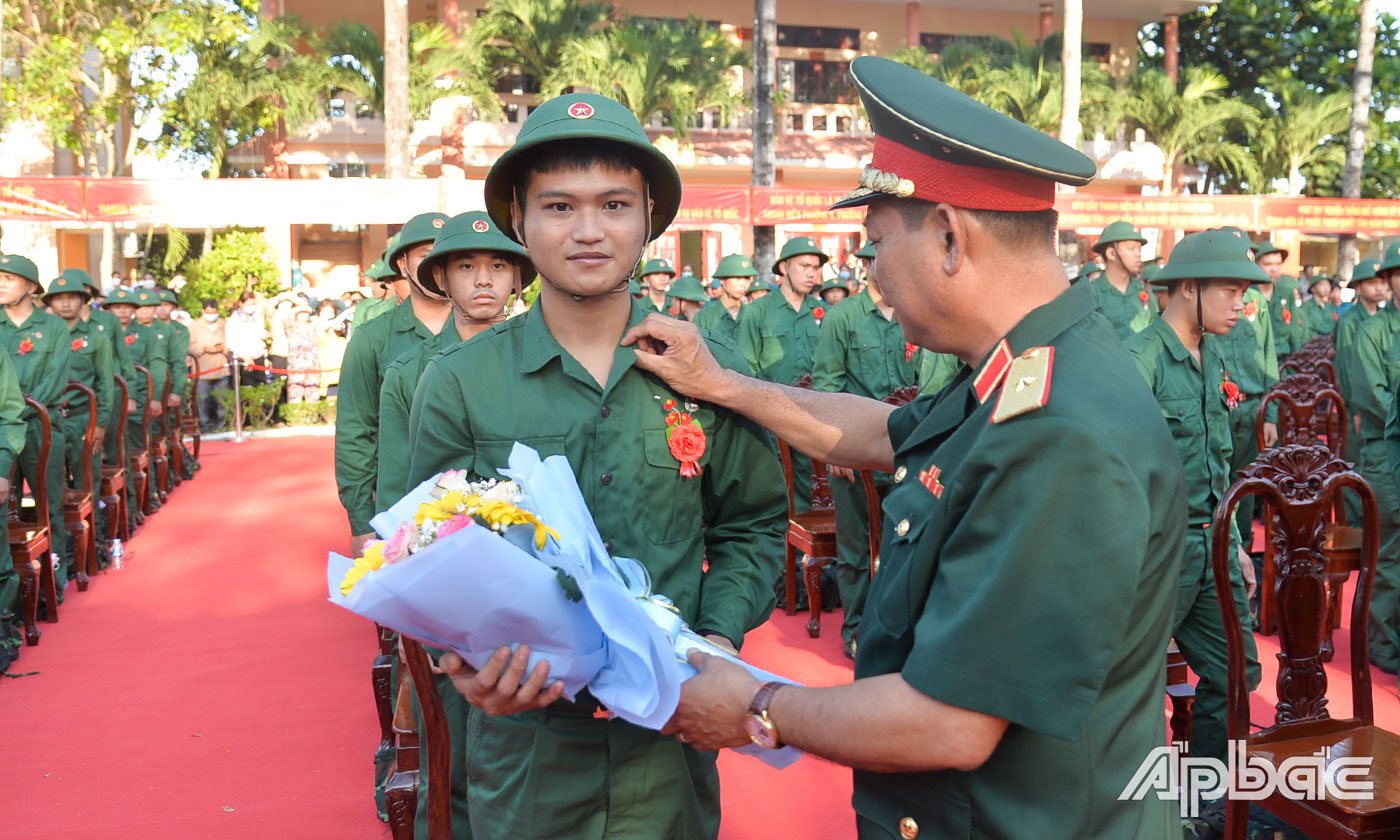 Thiếu tướng Quách Văn Nhỏ động viên thanh niên lên đường nhập ngũ.