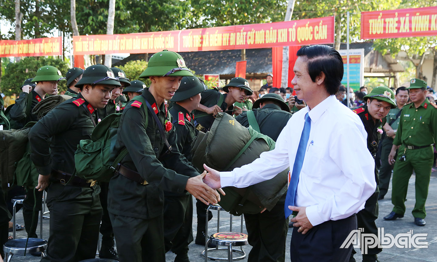 Bí thư Tỉnh uỷ Nguyễn Văn Danh động viên các tân binh lên đường làm nhiệm vụ.