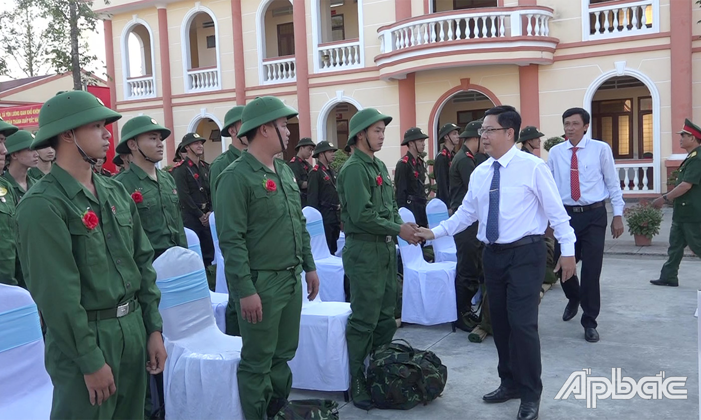 Đồng chí Trần Thanh Nguyên cùng lãnh đạo huyện động viên thanh niên lên đường nhập ngũ