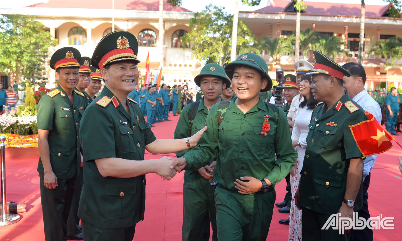 Thiếu tướng Phạm Trường Sơn, Phó Tổng Tham mưu trưởng Quân đội nhân dân Việt Nam dự và động viên thanh niên TP. Mỹ Tho lên đường nhập ngũ.