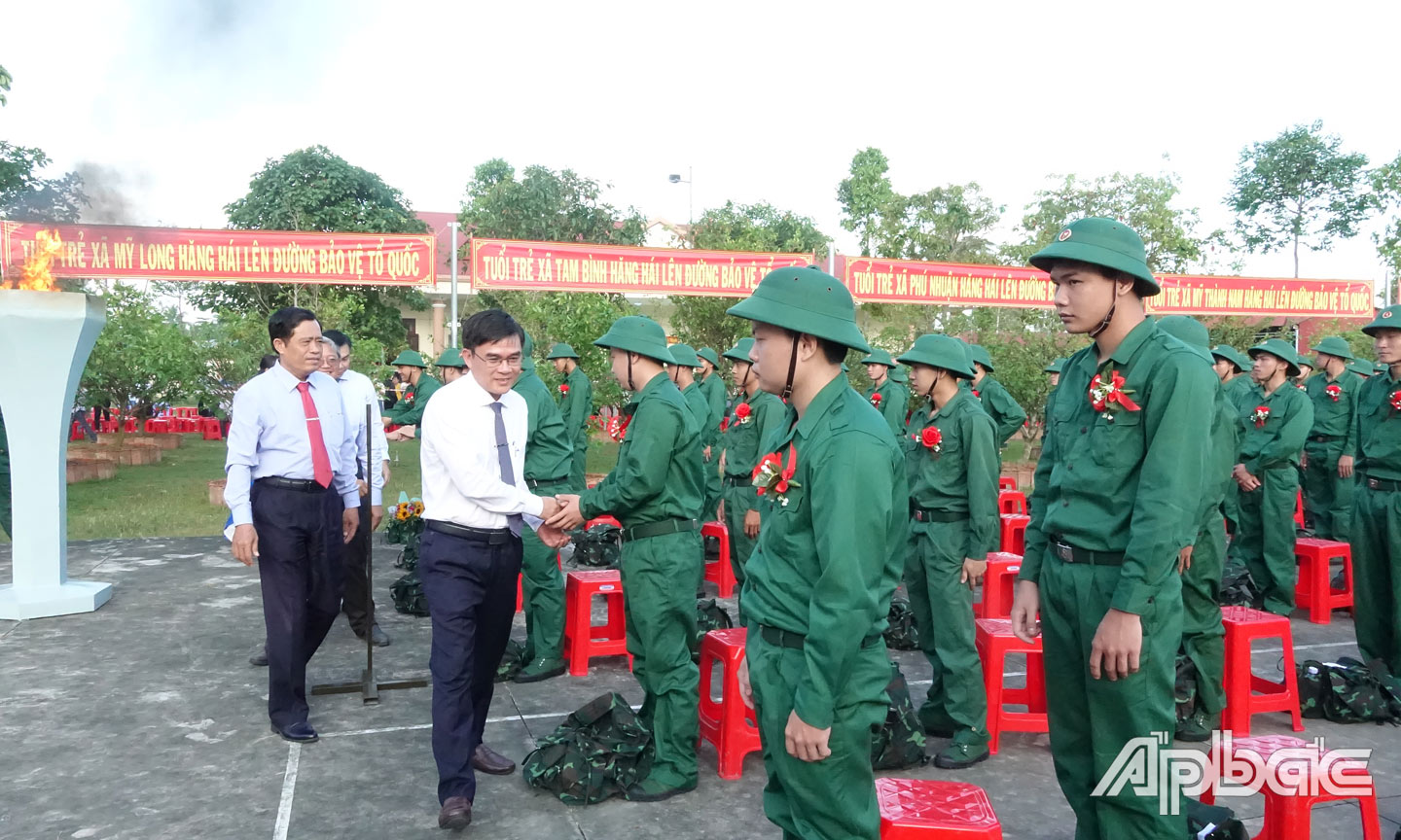 Ông Nguyễn Văn Mười, Ủy viên Ban Thường vụ Tỉnh ủy, Trưởng Ban Nội chính Tỉnh ủy Tiền Giang tặng hoa cho tân binh.