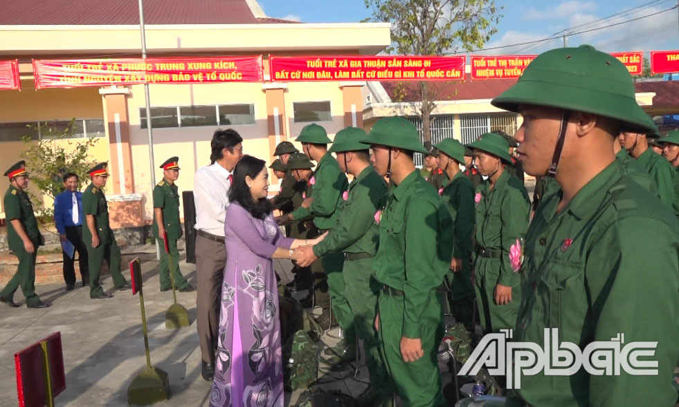 Đồng chí Châu Thị Mỹ Phương động viên các thanh niên lên đường nhập ngũ.