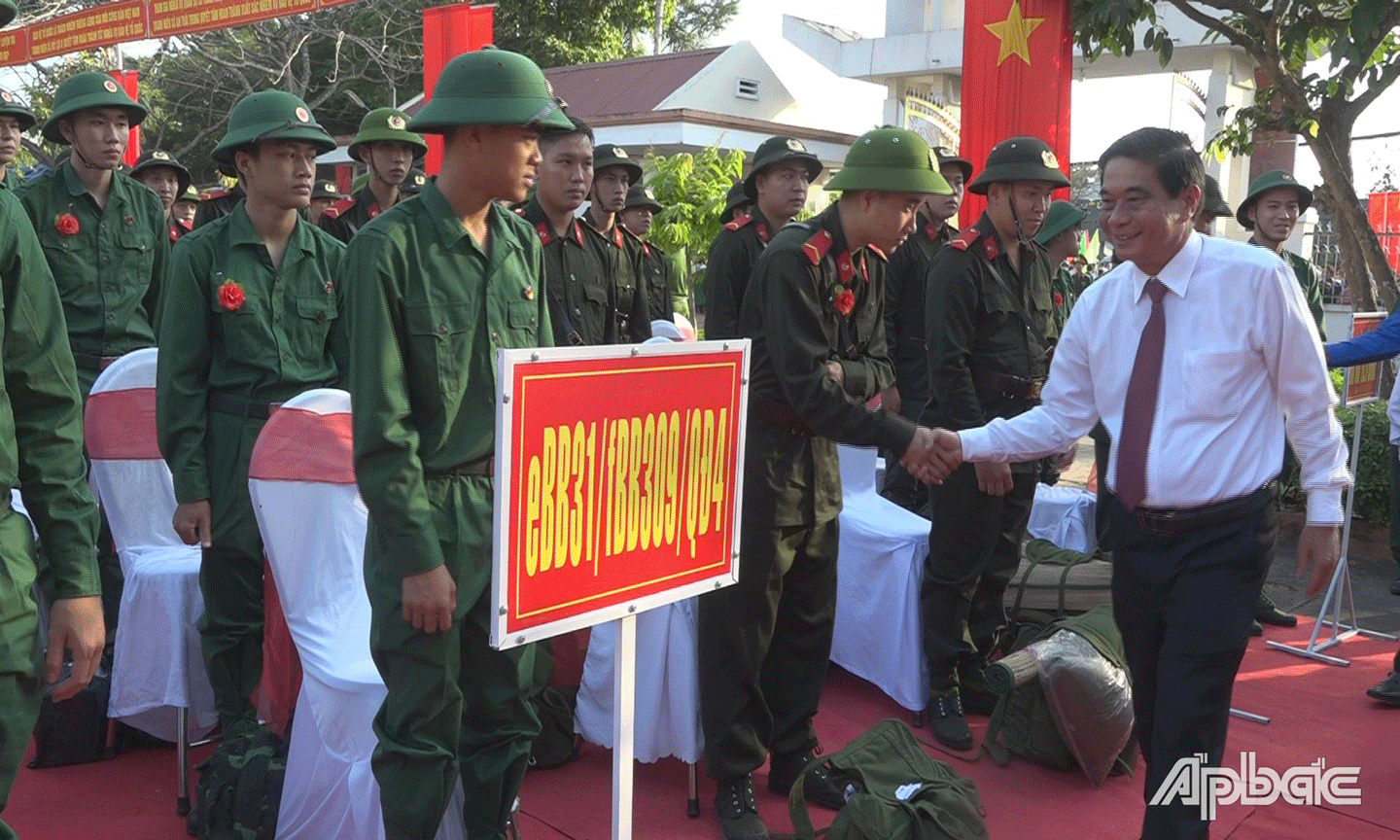 Đồng chí Nguyễn Văn Nhã tại Lễ giao nhận quân huyện Cái Bè. 