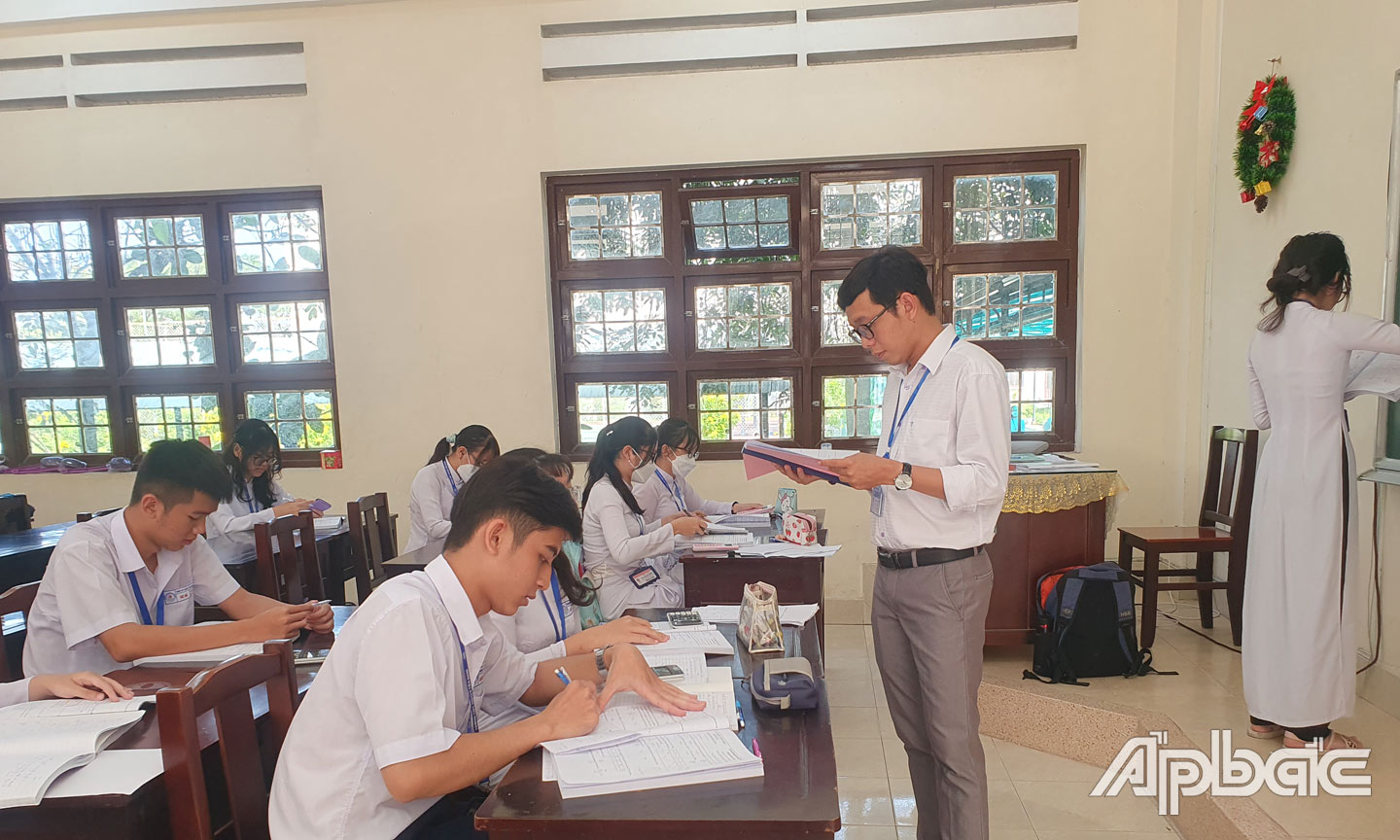 Học sinh lớp 12 Trường THPT Chuyên Tiền Giang trong giờ học. 