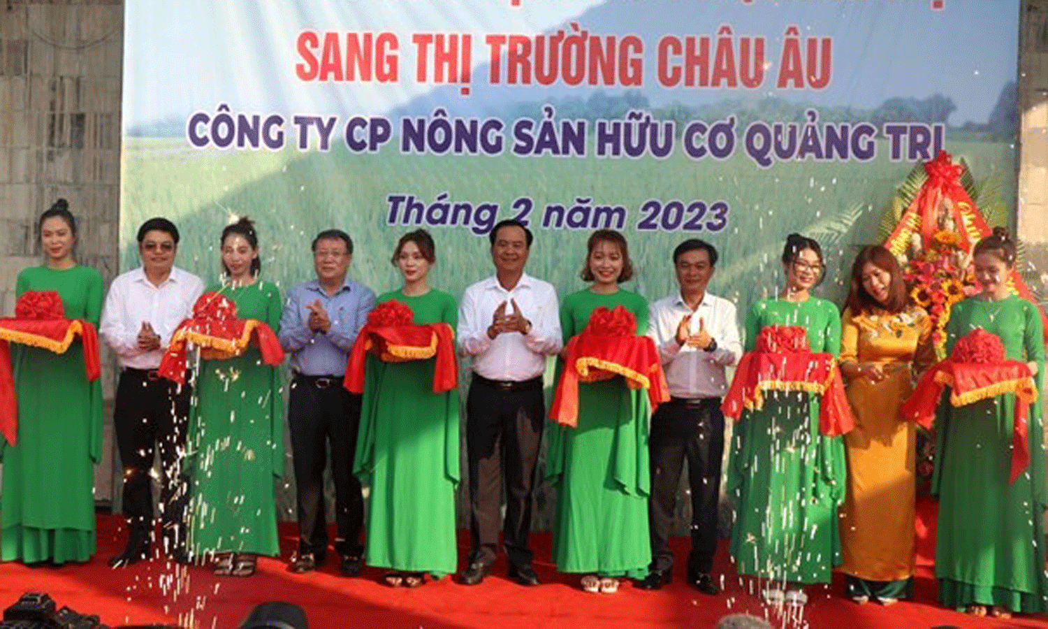 The ceremony of exporting the first batch of organic rice from the central province of Quang Tri to the European Union. (Photo: VNA).