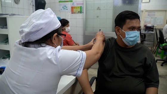 Người dân tiêm vaccine dại tại Bệnh viện Bệnh nhiệt đới TPHCM.