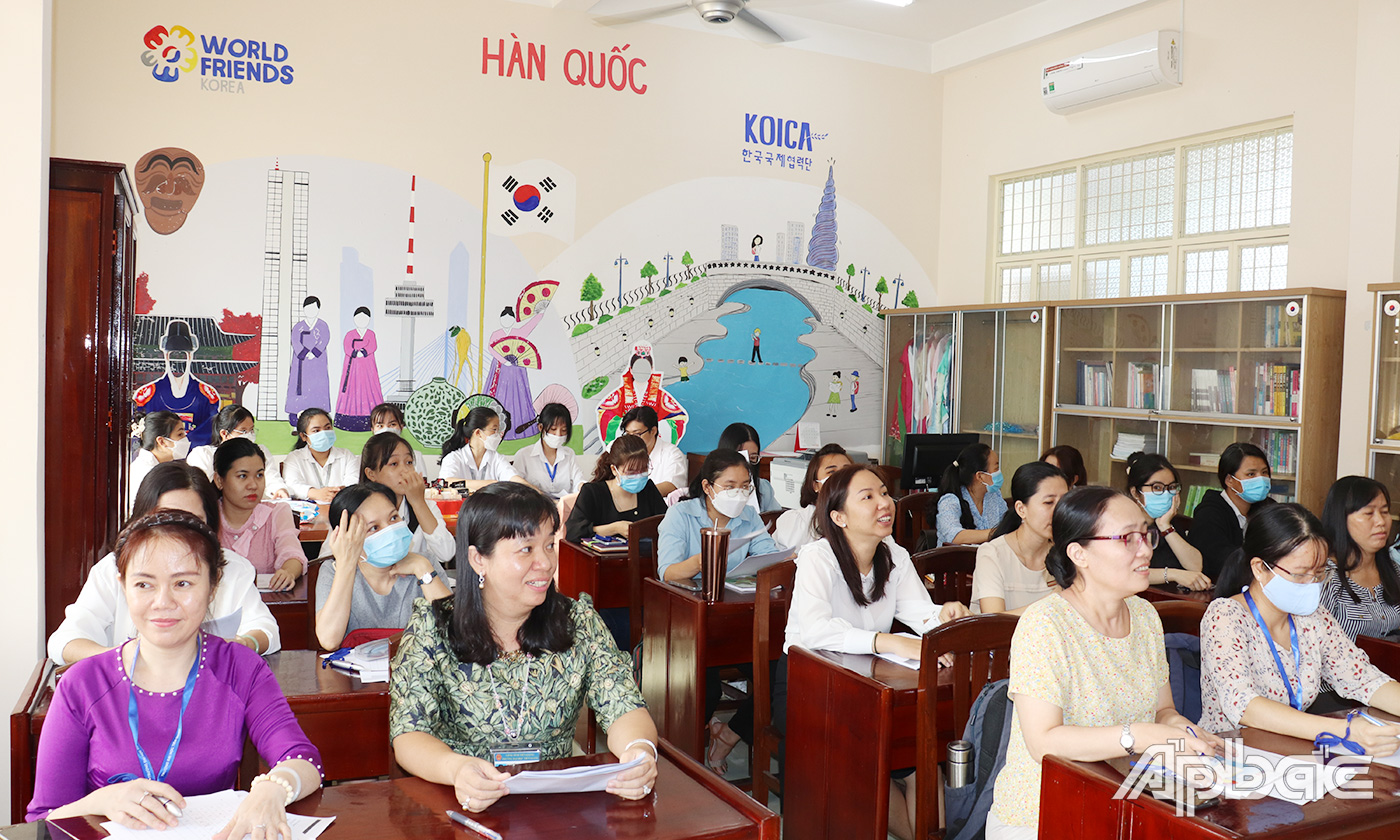 Các học viên học bắt đầu buổi học đầu tiên tại phòng Không gian Hàn ngữ do tổ chức KOICA tài trợ.