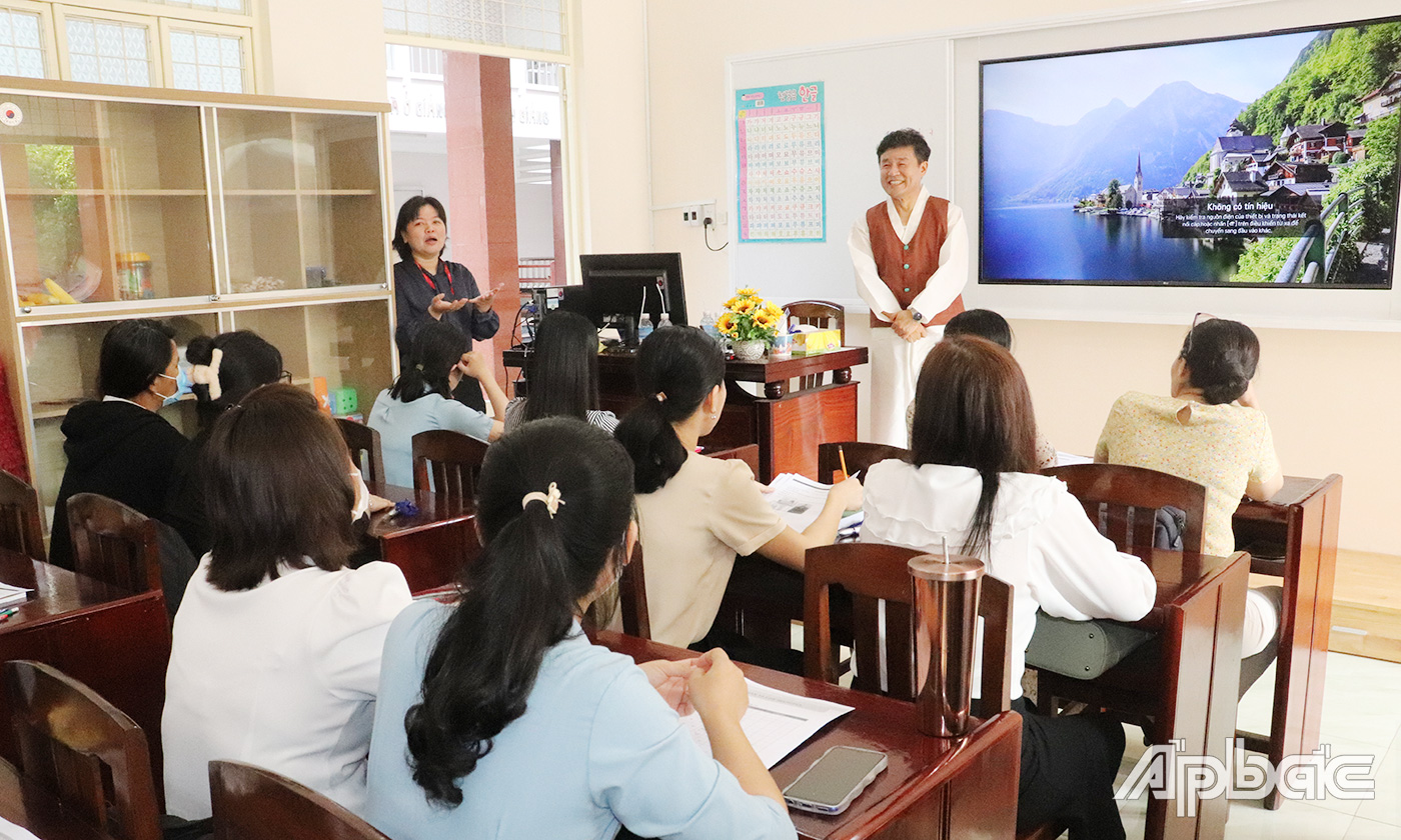 Tình nguyện viên Lee Chang Su trực tiếp giảng dạy lớp học tiếng Hàn miễn phí.