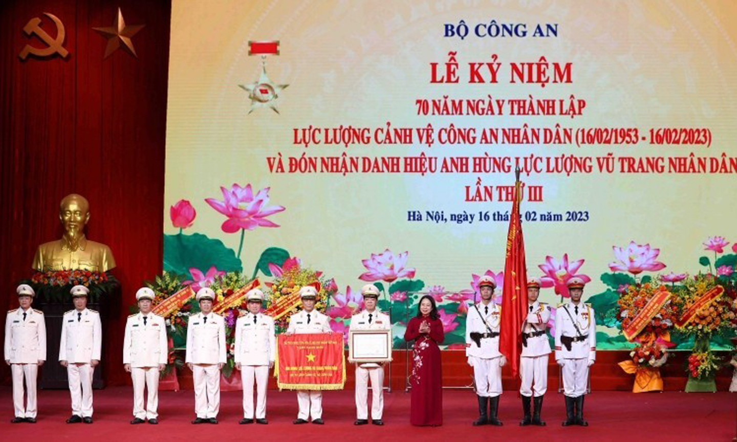 Acting President Vo Thi Anh Xuan presents the Hero of People’s Armed Forces title to the Police Guard High Command at the ceremony.