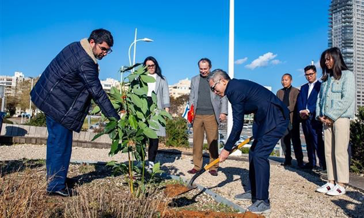 Vietnamese Ambassador to Israel Ly Duc Trung and Deputy Mayor of the city of Ashdod Eli Nacht plant a tree at the tree-planting ceremony in Ashdod City. (Photo: VNA).