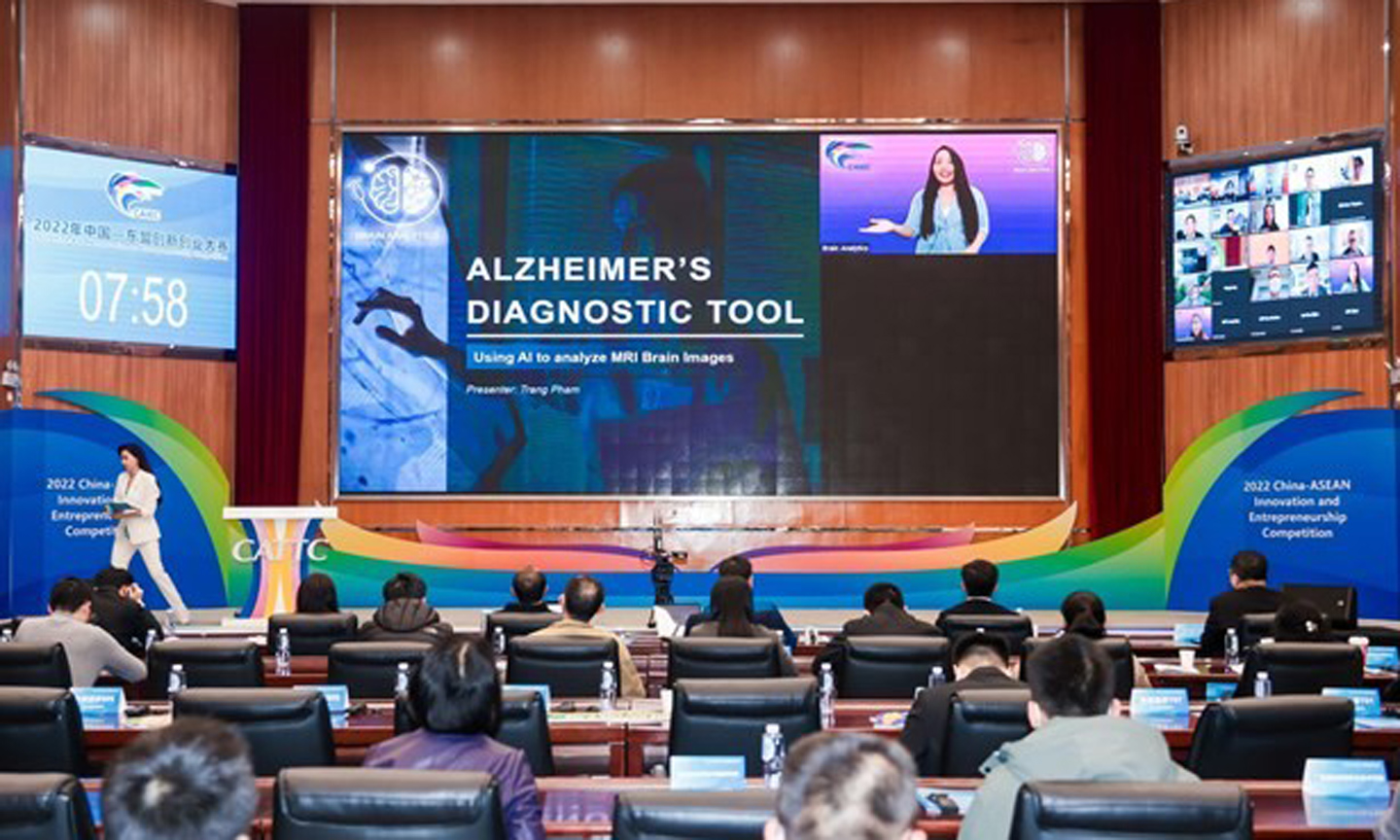 Pham Thi Nhu Trang, a final year student at the International University under the Vietnam National University Ho Chi Minh City speaking at the award ceremony (Photo: CAIEC 2022).