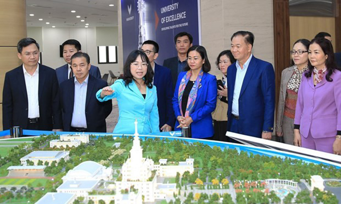 The Lao delegation at VinUni (Photo: hanoimoi.com.vn).