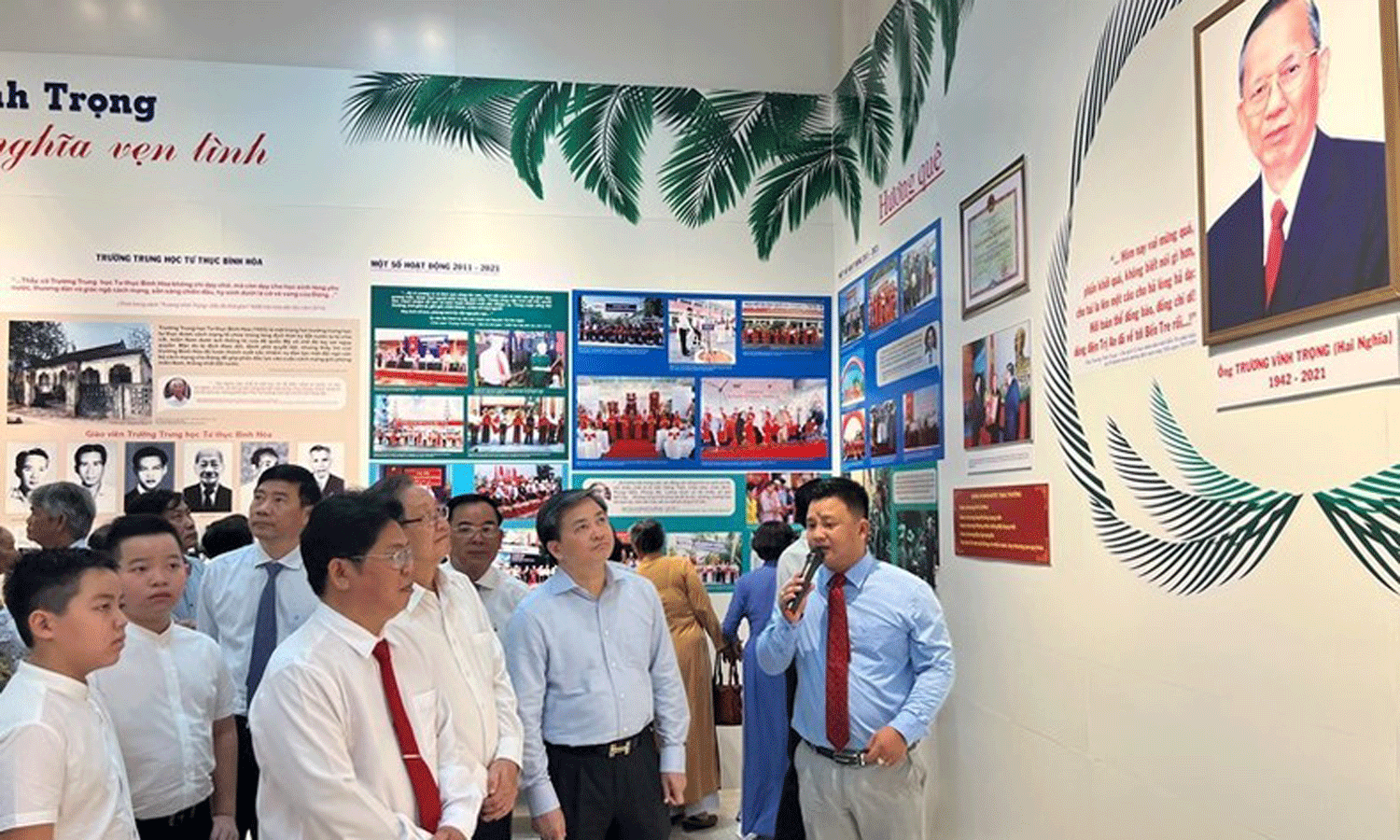 ABO/NDO- The Ben Tre Provincial Department of Culture, Sports, and Tourism opened an exhibition at the provincial museum on October 19 to commemorate the second death anniversary of late Deputy Prime Minister Truong Vinh Trong.