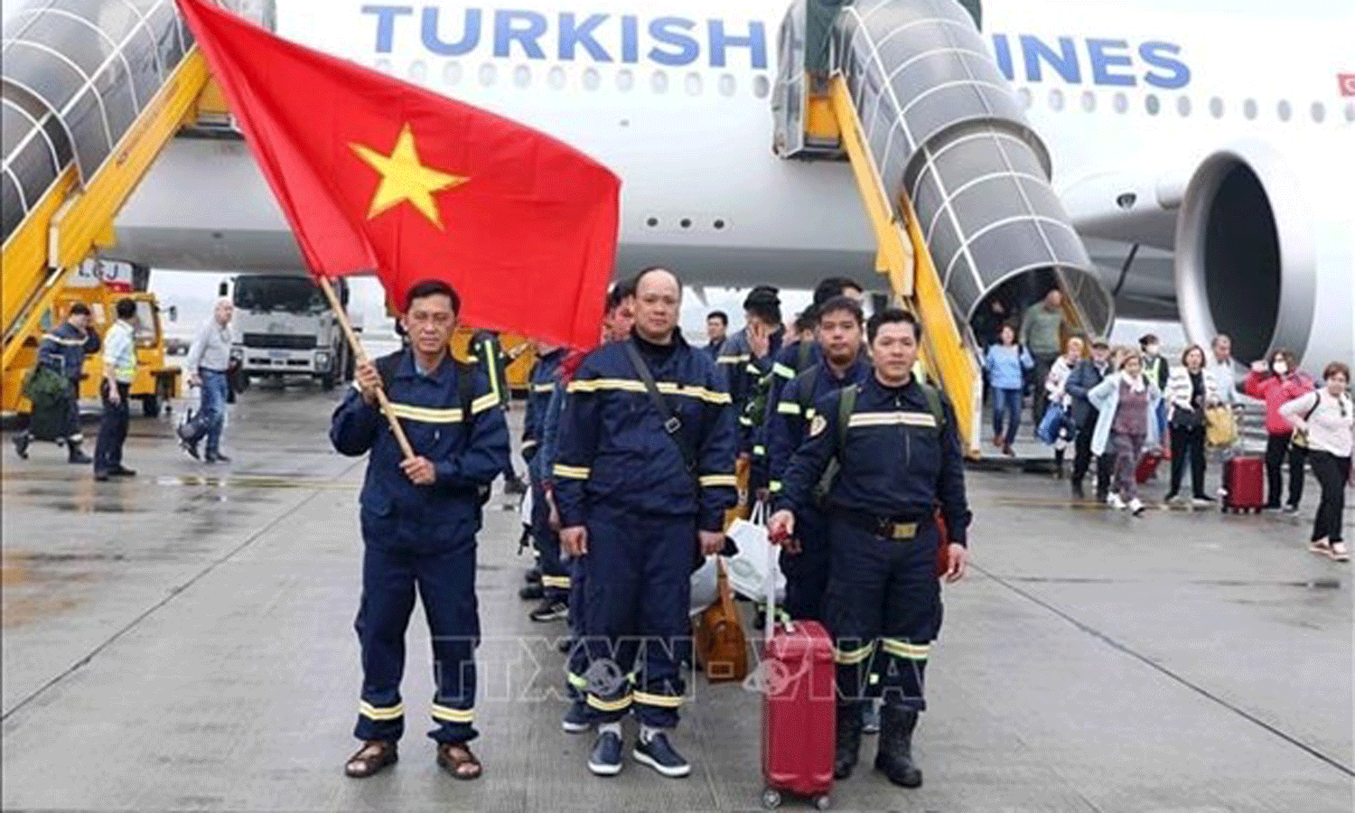 eam arrives at Noi Bai airport in Hanoi (Photo: VNA).