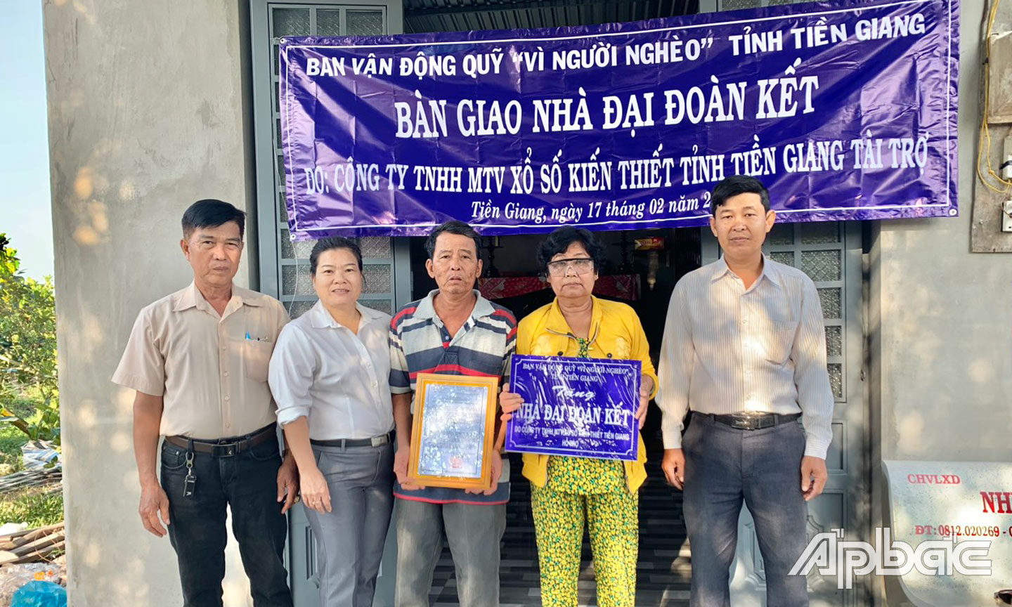 bàn giao cho hộ bà Phạm Thị Cuội, ngụ ấp Mỹ Hòa, xã Mỹ Trung, huyện Cái Bè.