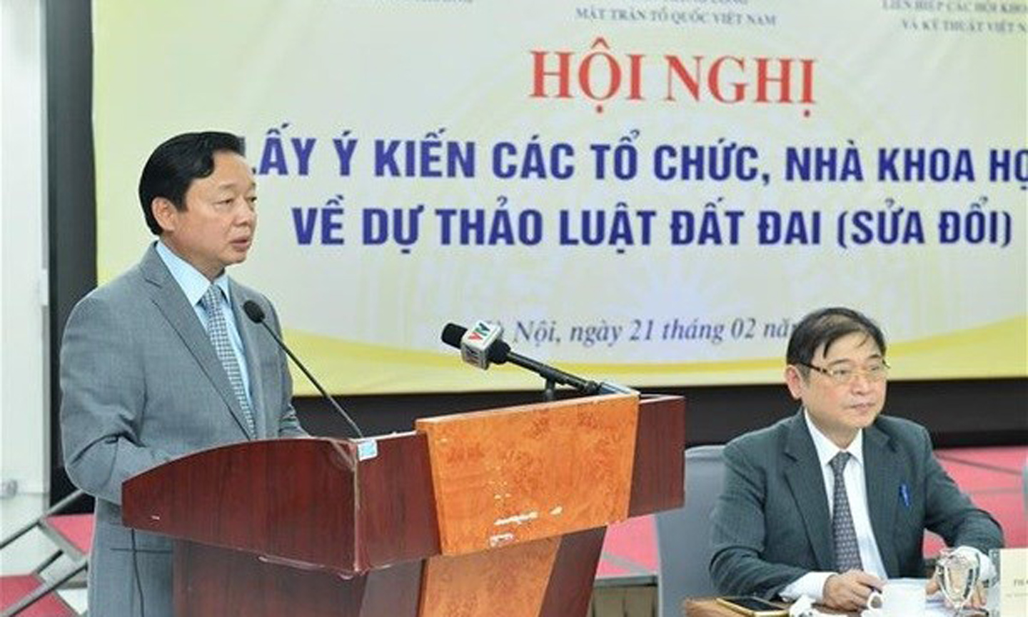 Deputy Prime Minister and Minister of Natural Resources and Environment Tran Hong Ha (standing) addresses the conference (Photo: VNA).