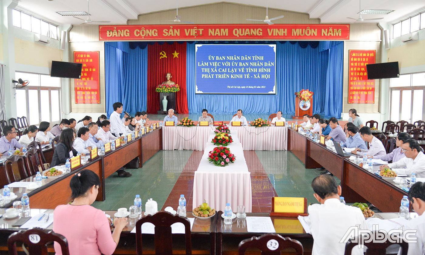 Quang cảnh buổi làm việc.