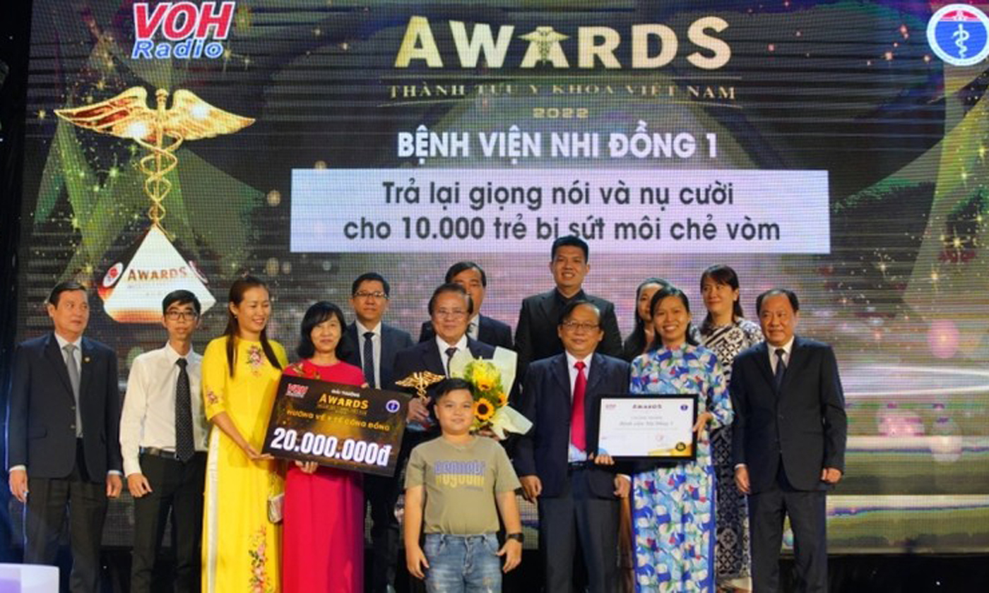 Bệnh viện Nhi đồng 1 với chương trình trả lại giọng nói và nụ cười cho 10.000 trẻ sứt môi chẻ vòm được vinh danh thành tựu y khoa năm 2022.