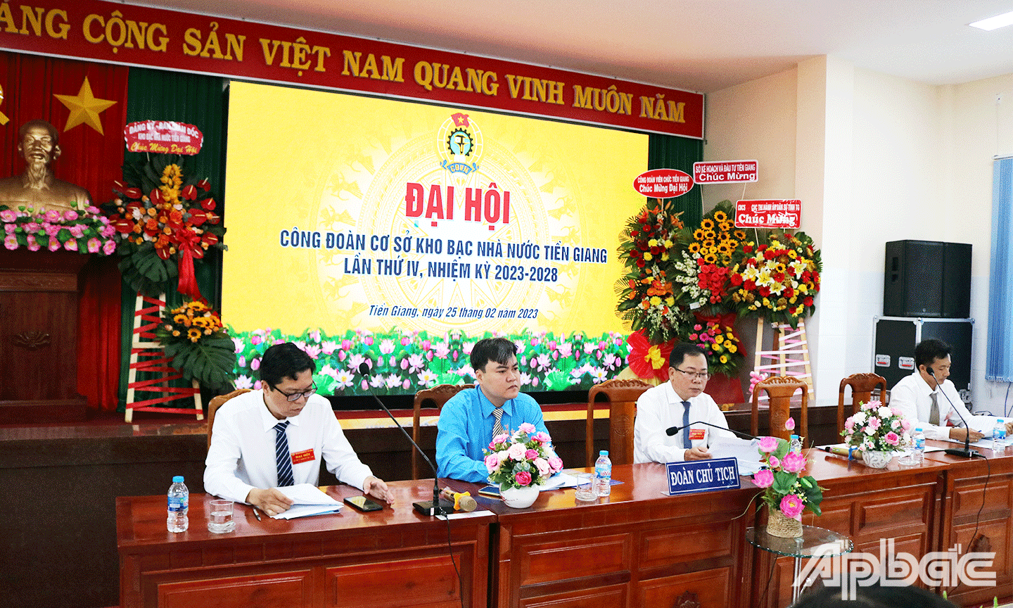 Đoàn Chủ tịch Đại hội