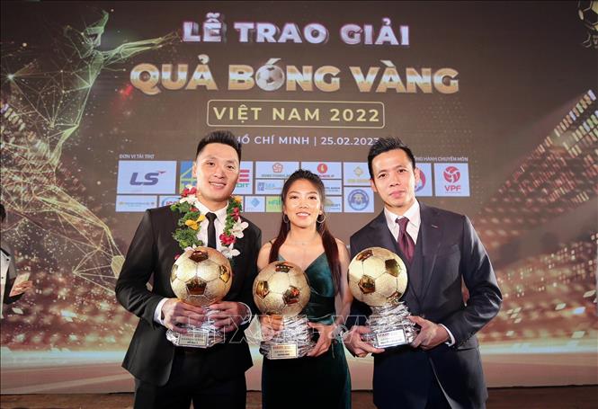 Cầu thủ Nguyễn Văn Quyết (đội Hà Nội FC) - Quả bóng vàng nam Việt Nam 2022 (bên phải); cầu thủ Huỳnh Như (đội TP Hồ Chí Minh) - Quả bóng vàng nữ Việt Nam 2022 (giữa) và thủ môn Hồ Văn Ý (đội tuyển quốc gia) - Quả bóng vàng futsal năm 2022 (bên trái). Ảnh: Thanh Vũ/TTXVN