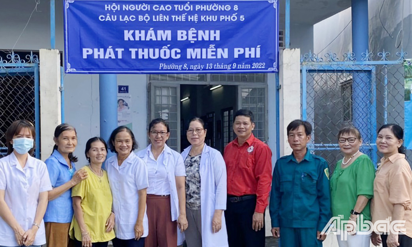 Câu lạc bộ Liên thế hệ tự giúp nhau khu phố 5, phường 8, TP. Mỹ Tho tổ chức Đoàn khám bệnh và cấp thuốc miễn phí cho NCT. (Ảnh: Hội NCT phường 8 cung cấp).