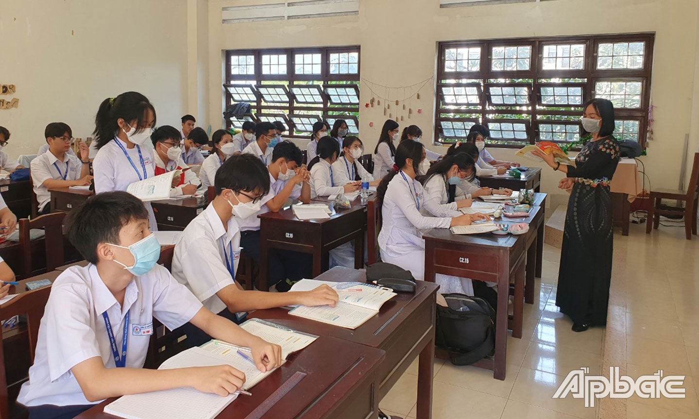 Học sinh lớp 10, Trường THPT Chuyên Tiền Giang trong giờ học. 