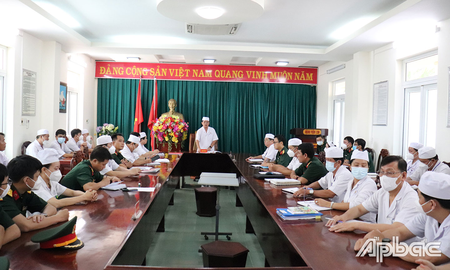 Ảnh 1: Hội thảo khoa học thông qua các đề tài nghiên cứu khoa học của các bác sĩ bệnh viện.